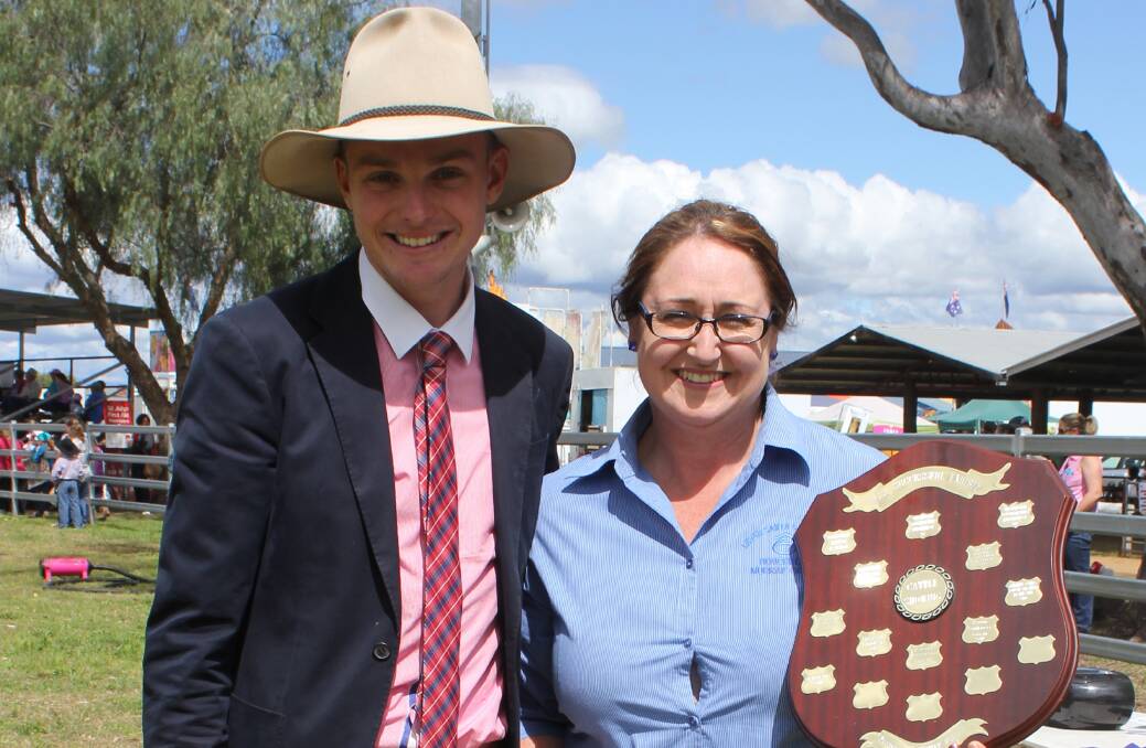 Cattle judge, James Forsyth presents the Most Successful Exhibitor shield to Lyn Richards, Leven Santa Gertrudis, Rouchel.
