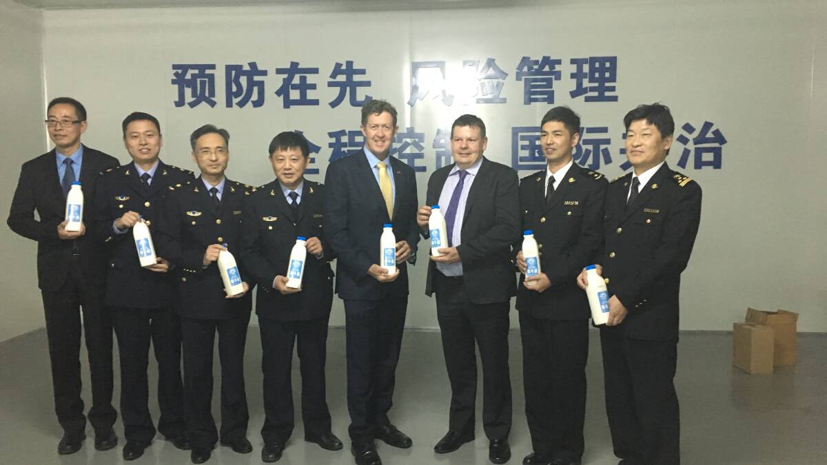 Luke Hartsuyker with officers from China's quarantine agency, AQSIQ
