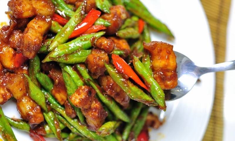 STIR FRY: Choose the crispy oven roasted pork belly stir fry with ginger paste, green beans and capsicum. A fresh and creative dish for your dinner.