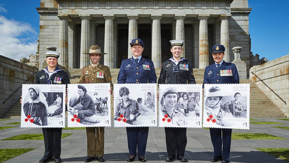 Current members of the ADF standing on the steps of Melbourne’s Shrine of Remembrance with oversized stamp replicas (L-R) Able Seaman Medical (ABMED) Lillie Heymann – Navy; Corporal (CPL) Amelia Hagger – Army; Squadron Leader
(SQNLDR) Evelyn Wright – Air Force; Leading Seaman (LS) Zoraya Tibos – Navy; Flight Lieutenant (FLTLT) Robyn Connell – Air Force