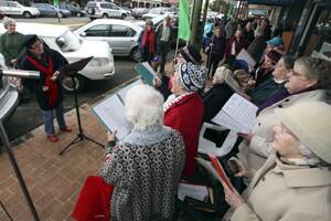 Christmas in July celebrations, part of the Made in Dorrigo promotion on Saturday, brought hundreds into the streets despite the wintery weather. Among the entertainers was the Dorrigo Community Choir under the direction of Christine Brayne with a 45 minute pretention of  Yuletide songs.