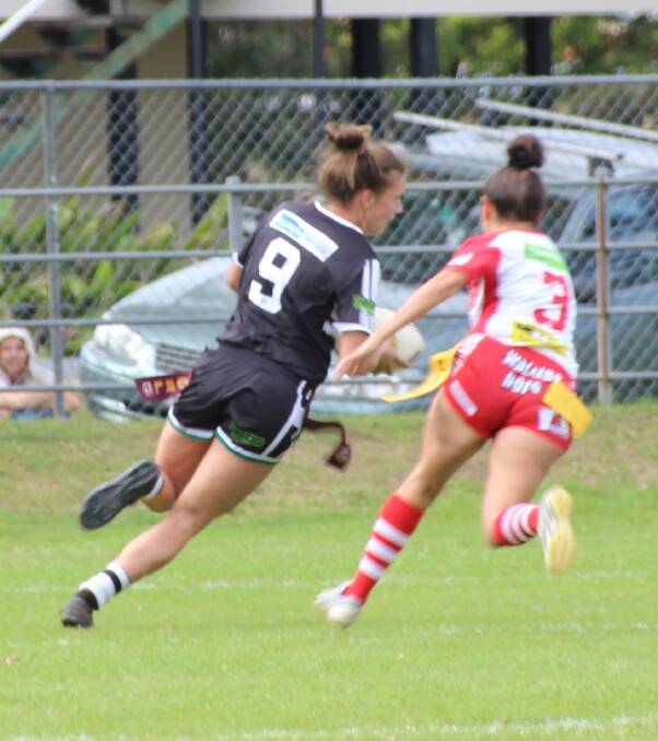 Tina McRae running hard to score the Magpies only try.