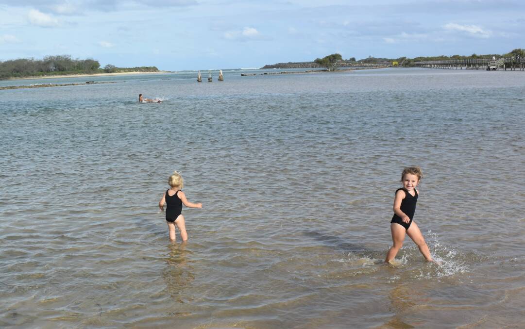 Willow Meeks (1 yr) and sister Peyton (2yrs) from Armidale enjoying a splash in the shallows.