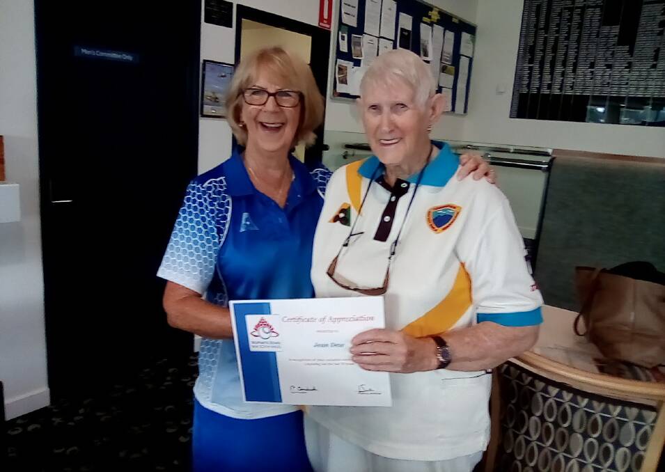President Jo Bathgate presenting Jean Dew with a certificate for 30 years of umpiring