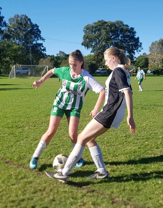 Emma Russell (Bellingen) attacking on the left wing
