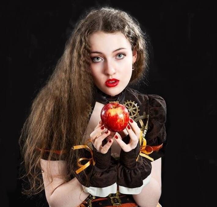 Leah Bell stars as Snow White in Take A Bite, a new adaptation of the The Brothers Grimm classic Snow White – developed by the ensembles of the
Young Actors Studio. 