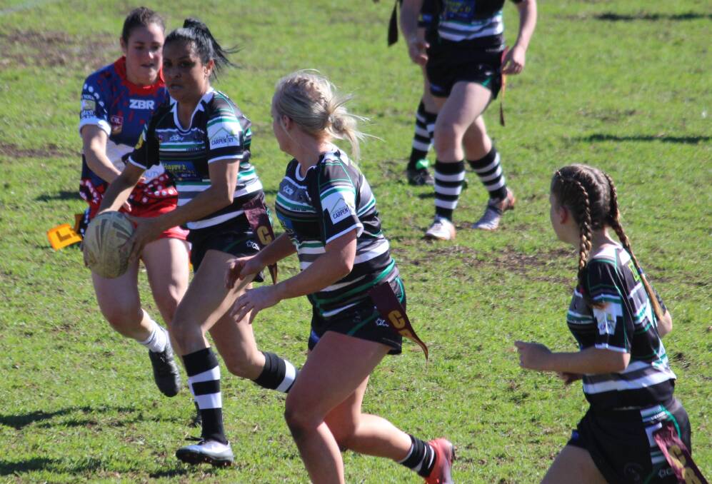 Bianca Morriss passing to Sarah Beaumont with Abbey Osland backing up in Ladies League Tag.
