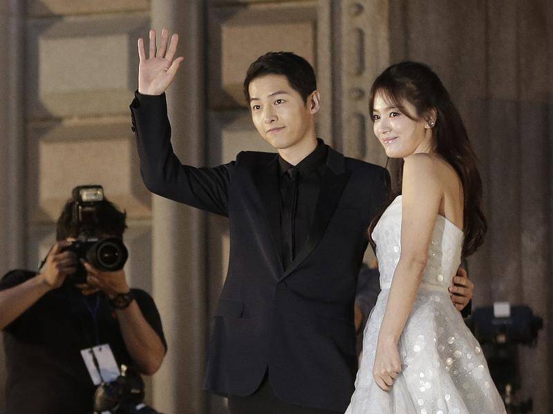 Actress Song Hye-kyo's (R) agency blamed a 'personality difference' for the divorce.